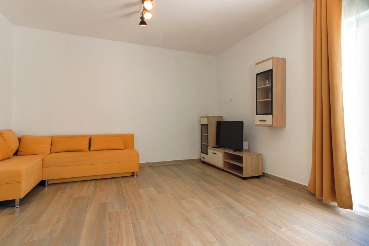 Villa New Seve Ii With Pool, Near The Town Center, 3km From The Pula