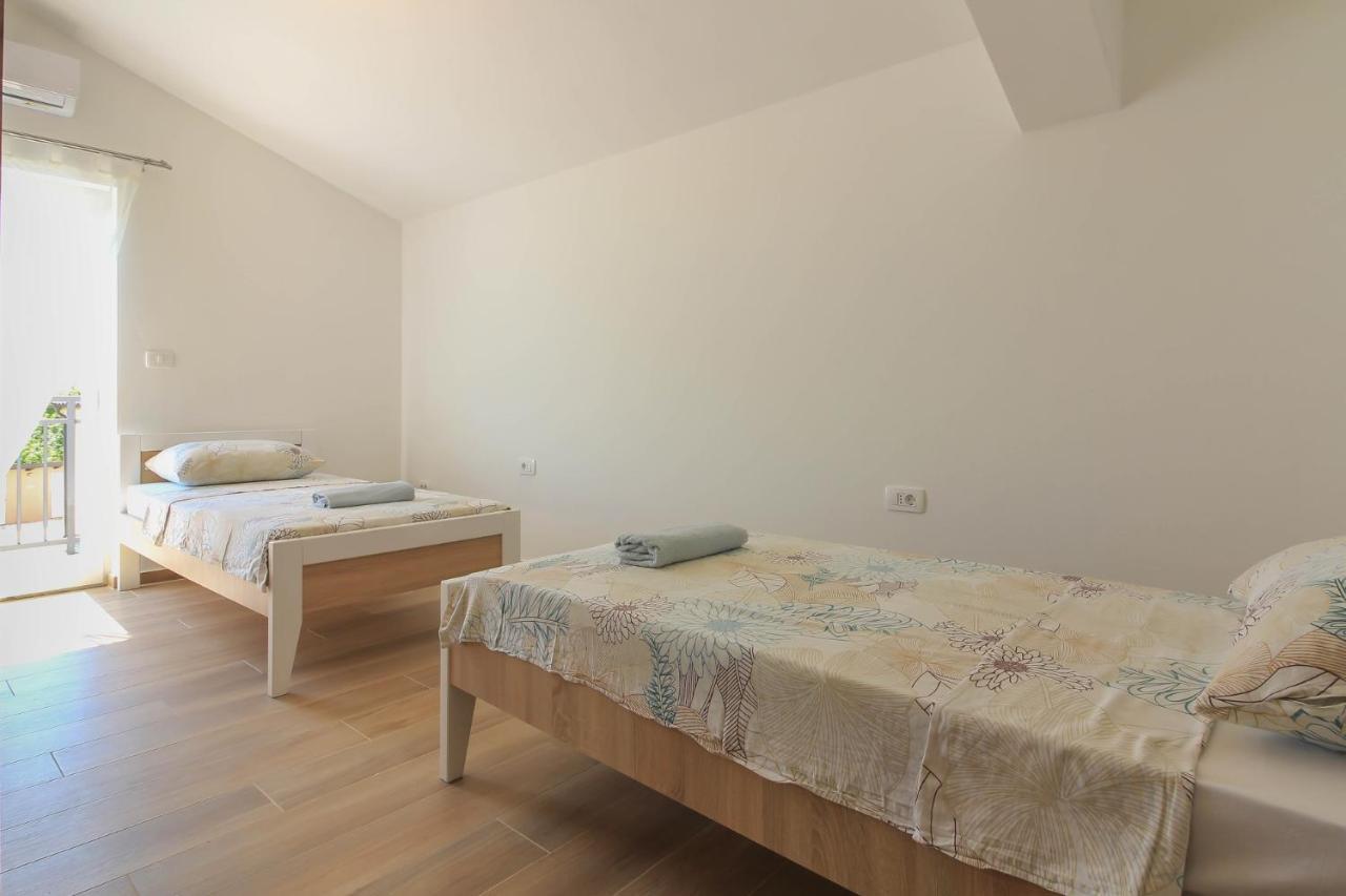 Villa New Seve Ii With Pool, Near The Town Center, 3km From The Pula