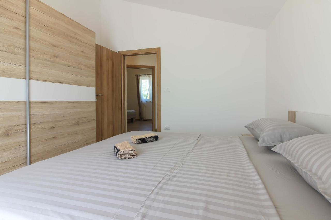 New Seve Ii With Pool, Near The Town Center, 3km From The Pula